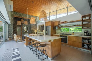 Een koelkast, een magnetron, een oven, een kookplaat