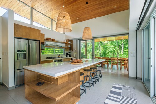 Maison familiale moderne avec piscine, à quelques pas de la plage dans une communauté privée