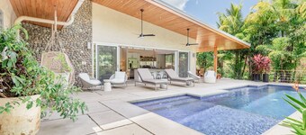 Luxury Villa in Gated Community walk to Guiones