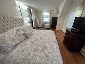 4 bedrooms, iron/ironing board, free WiFi, bed sheets