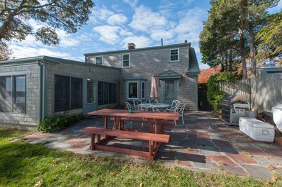 Oceanfront Newly Renov Beach House. Sunroom, Central A/C, etc. On Buzzards Bay!