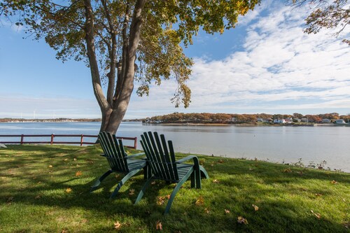 Oceanfront Newly Renov Beach House. Sunroom, Central A/C, etc. On Buzzards Bay!