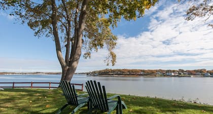 Oceanfront Newly Renov Beach House. Sunroom, Central A/C, etc. On Buzzards Bay!
