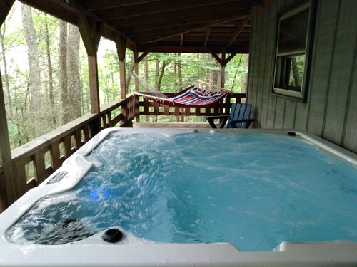 2BR +loft  Cottage in the mountains Va Creeper Trail, HOT TUB, ATV rentals, 
