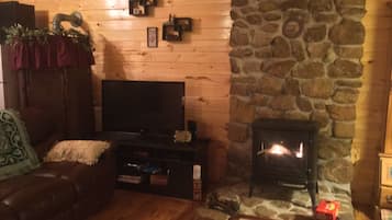 Smart-TV, peis, bøker og filmbibliotek