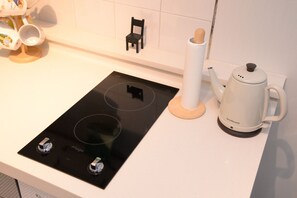 Fridge, microwave, stovetop, coffee/tea maker - Semi-basement unit nearby Achasan and Children's Grand Park in Seoul (Seoul)