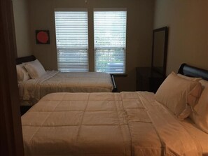 2 عدّة غرف نوم ومكتب ومكواة/لوح كي وواي فاي