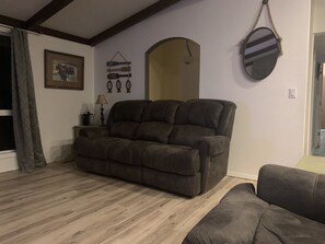 Smart TV, chimenea, futbolito y videoteca 