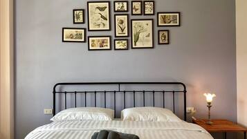 Double Room, 1 King Bed, Non Smoking | Free WiFi, bed sheets