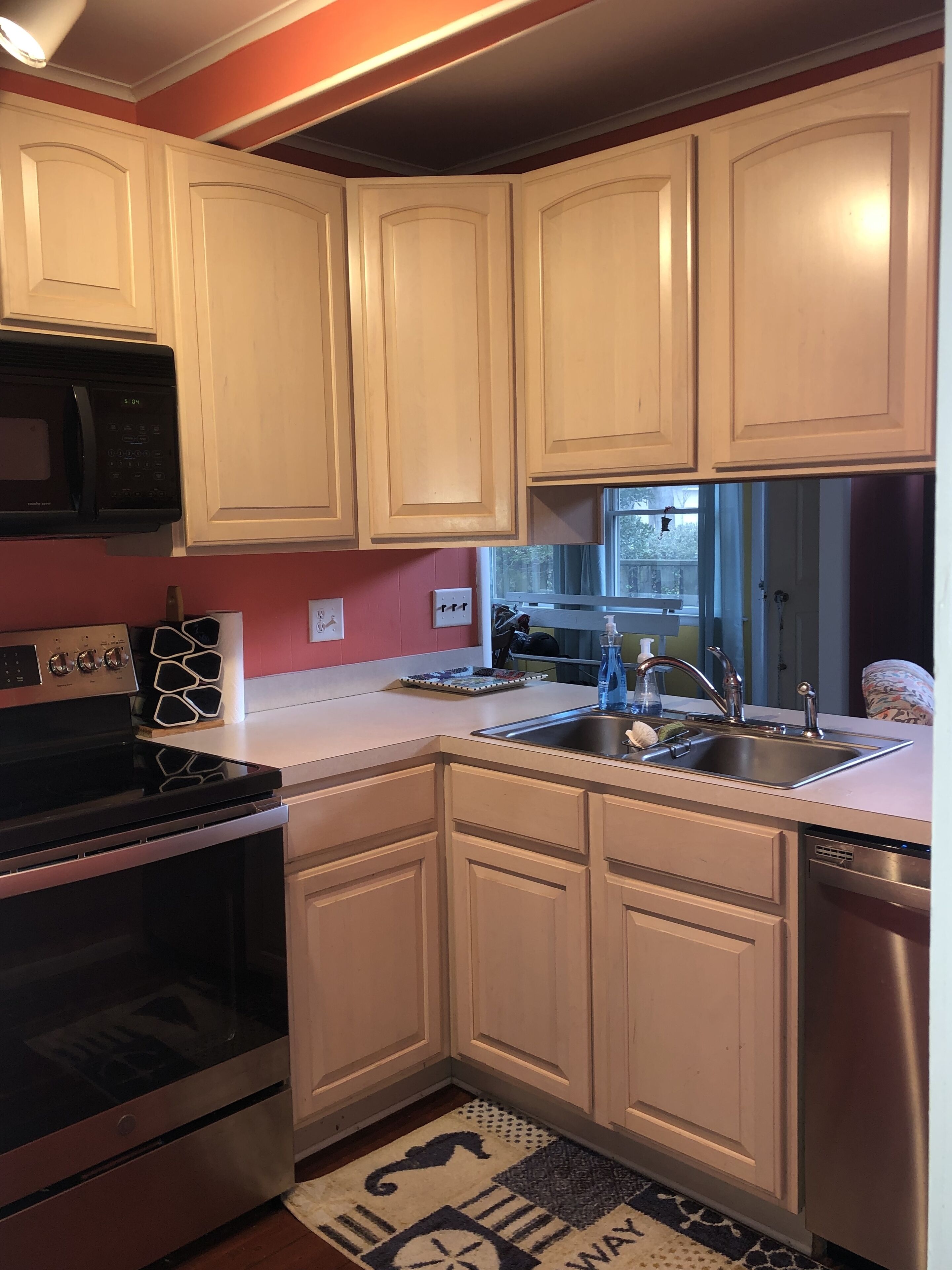 Fun family getaway including your pets! Sleeps 12 - walk to beach 