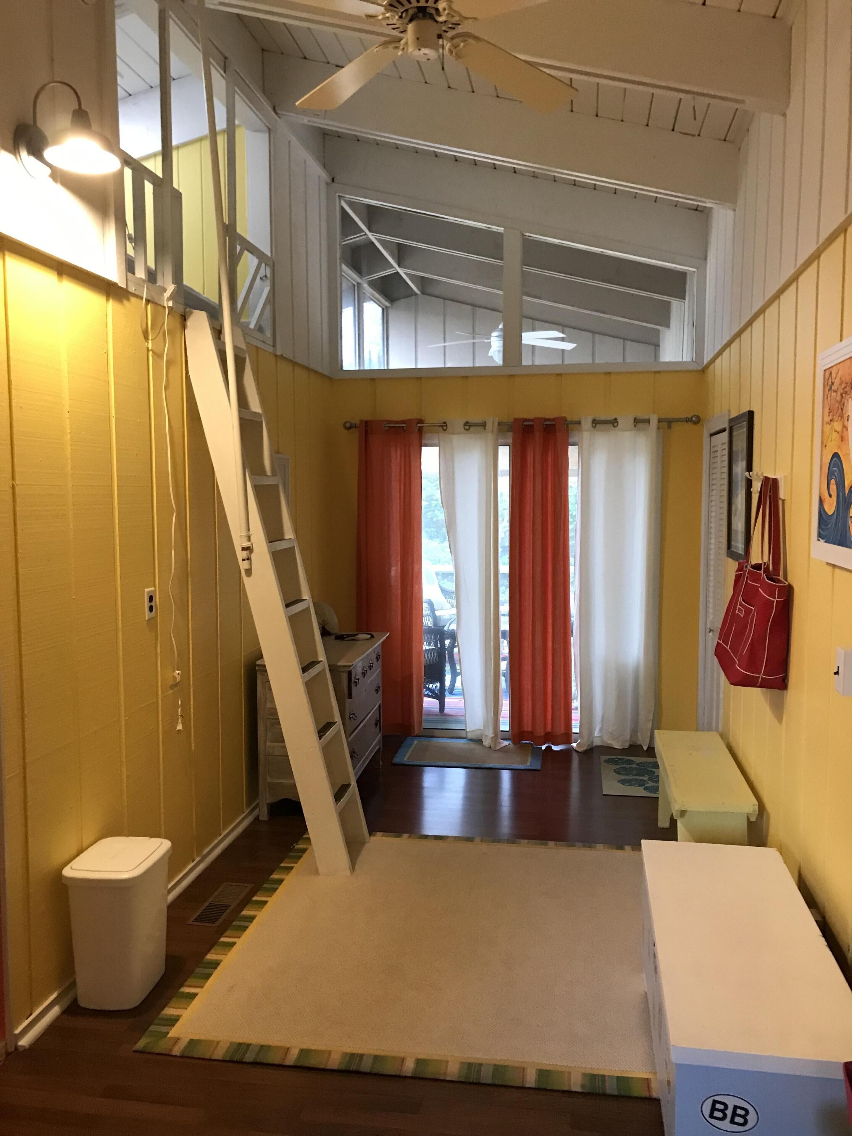 Fun family getaway including your pets! Sleeps 12 - walk to beach 