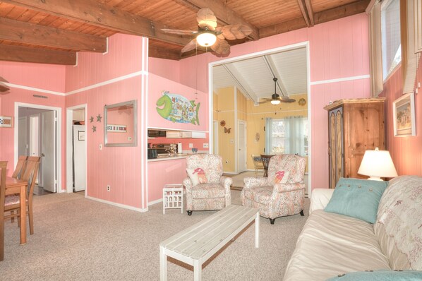 تلفزيون ذكي، مدفأة، شاشة كمبيوتر