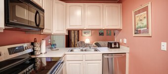 Pet friendly, 3BR2BA. Walk or trolley to beach. Pool, pickleball, gym. BethWest