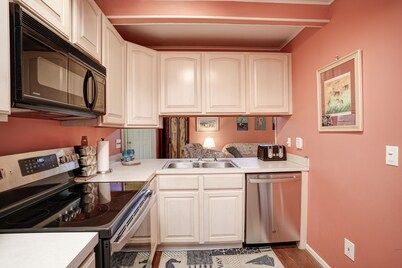 Pet friendly, 3BR2BA. Walk or trolley to beach. Pool, pickleball, gym. BethWest