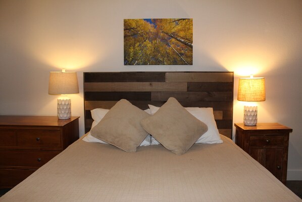 2 bedrooms, in-room safe, desk, iron/ironing board