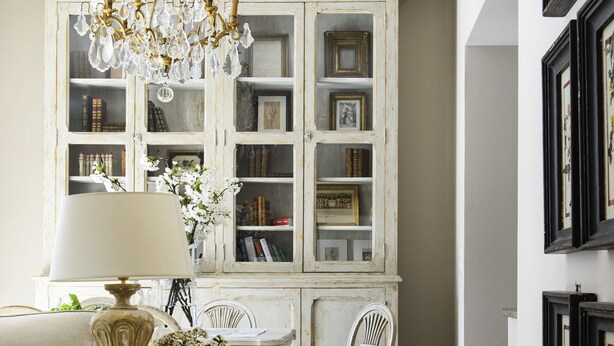 A vintage room with a chandelier, a white cabinet with glass doors, and a tiled floor. - Luxury Village House In The Heart Of Historic St.Remy-De-Provence (Saint-Rémy-De-Provence)