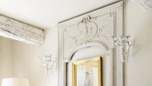 A room with a metal bench, decorative vases, a framed painting, and a lamp. - Luxury Village House In The Heart Of Historic St.Remy-De-Provence (Saint-Rémy-De-Provence)