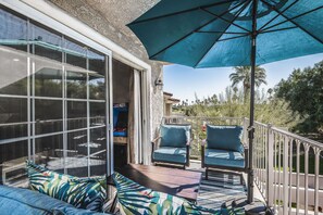 Terrace/patio - Luxurious 2 bedroom, 2 bath upper unit [7-night min.] (Palm Springs)
