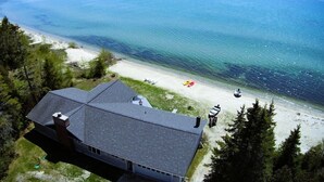 På stranden