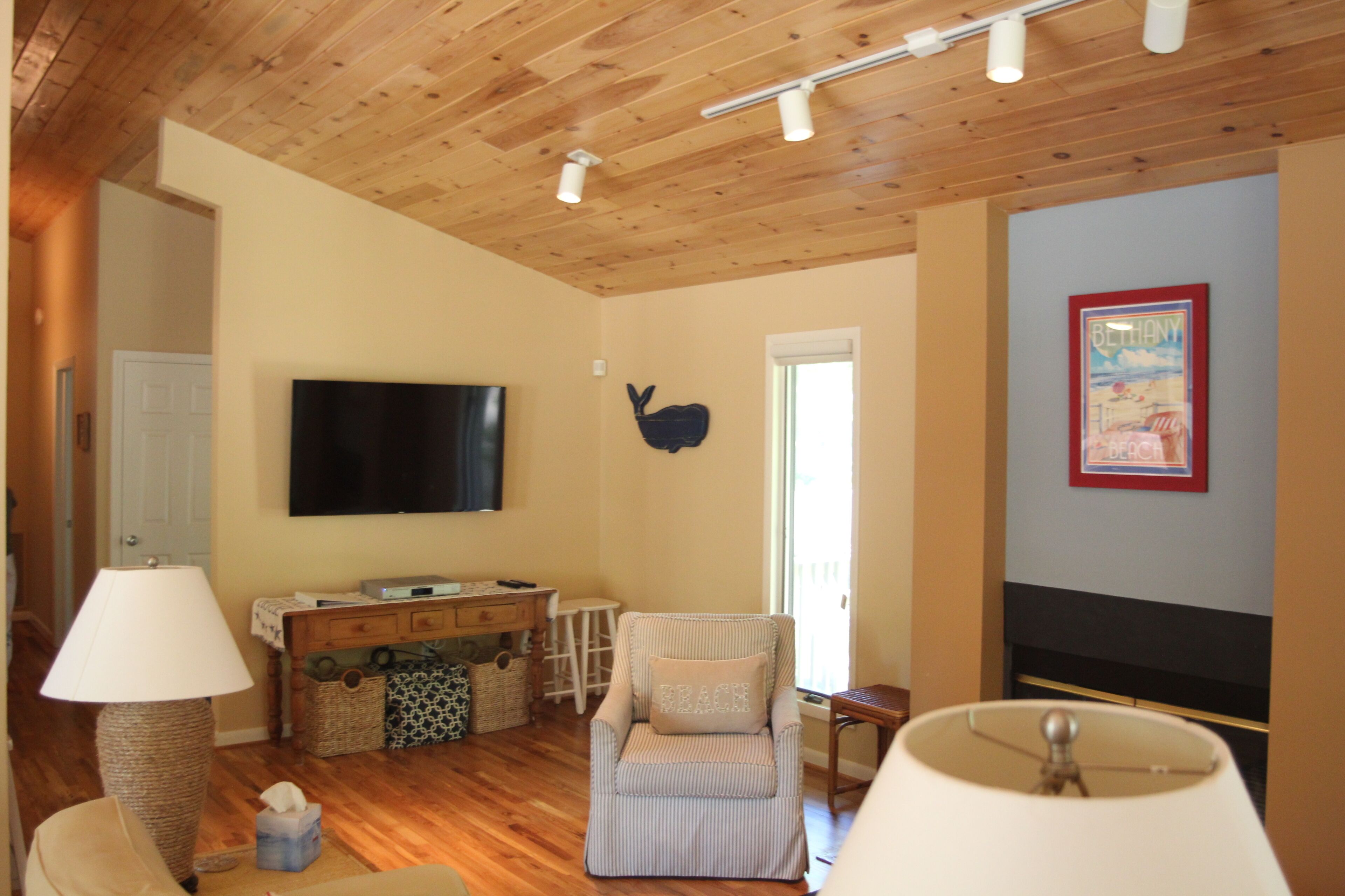 *New Kitchen & Bathrooms* Clean, Quiet Home; Wooded Lot; Private, Guarded Beach