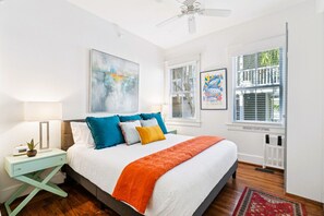 2 dormitorios, escritorio, tabla de planchar con plancha y cuna de viaje