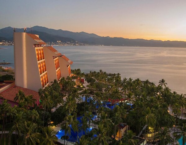 Exterior - Club Regina Puerto Vallarta with great views and right on the beach (Puerto Vallarta)