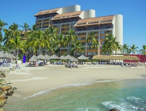 Sun loungers, beach towels - Club Regina Puerto Vallarta with great views and right on the beach (Puerto Vallarta)