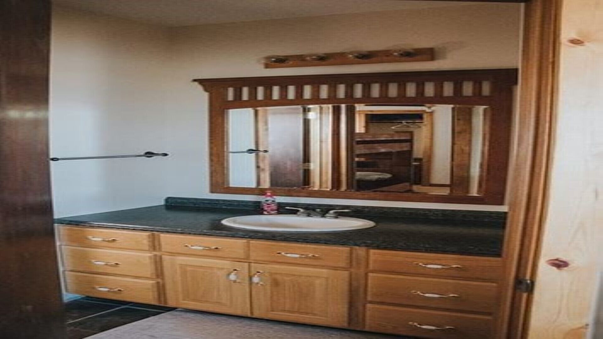 **DISCOUNT**    RUSTIC LITTLE HOUSE