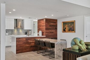 Dining - Luxury 2 bedroom Beachfront Condo by FVC (Longboat Key)
