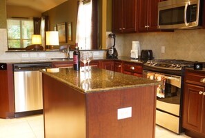Fridge, microwave, oven, stovetop - The Place to Relax in San Antonio, only 10 min away from Six Flags Fiesta Texas! (San Antonio)