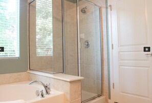 Combined shower/bathtub, hair dryer, towels, soap - The Place to Relax in San Antonio, only 10 min away from Six Flags Fiesta Texas! (San Antonio)