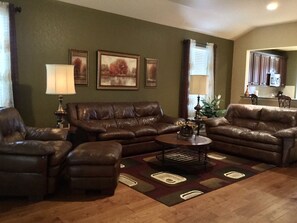 Smart TV, fireplace, DVD player, books - The Place to Relax in San Antonio, only 10 min away from Six Flags Fiesta Texas! (San Antonio)