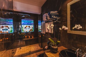 Dusche, Haartrockner, Handtücher, Seife