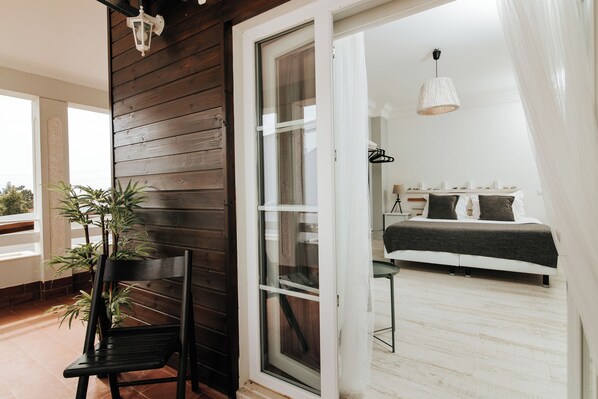 Quarto casal ou duplo luxo, para não fumantes, vista parcial para o mar | Sacada