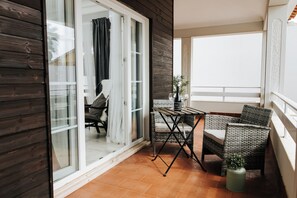 Habitación Deluxe con 1 cama matrimonial o 2 individuales, para no fumadores, vista parcial al mar | Balcón