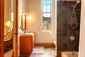 Ensemble douche/baignoire, sĂšche-cheveux, serviettes fournies, savon