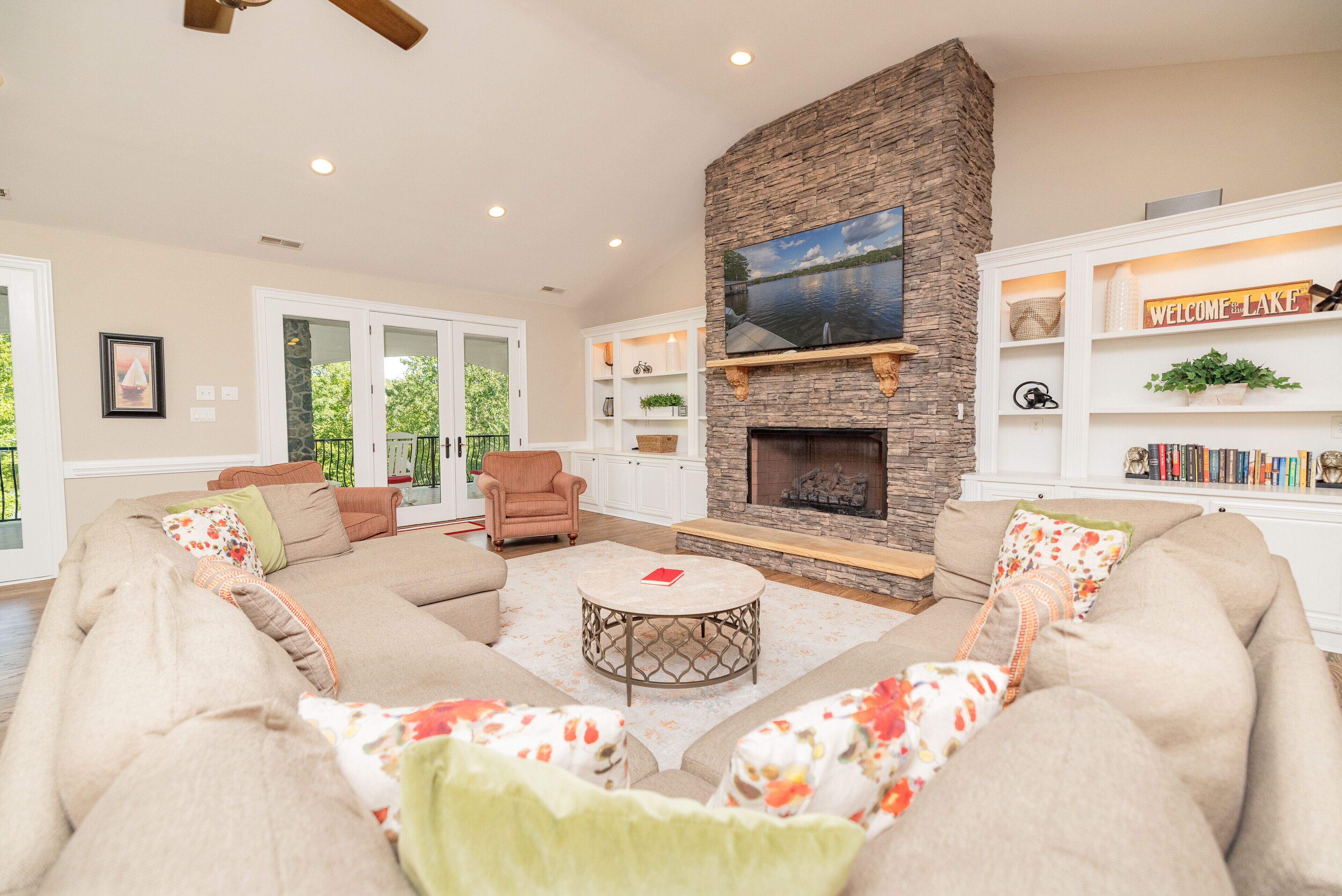 Smart TV, chimenea, videojuegos y tenis de mesa 