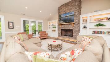 Smart-TV, Kamin, Videospiele, Tischtennisplatte