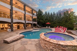 Una piscina al aire libre, una piscina climatizada