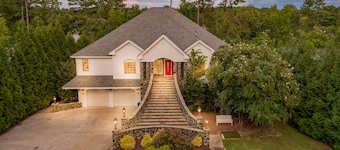 Heated pool & spa / fire-pit, golf range, new 200hp  tritoon boat and more...