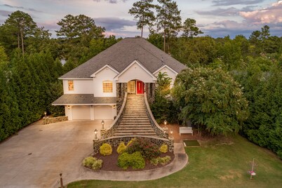 Heated pool & spa / fire-pit, golf range, new 200hp tritoon boat and more...