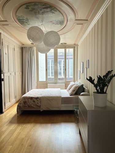 Cool and comfortable flat. Just steps from attractions, restaurants and more!