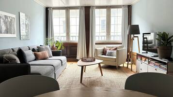 Smart TV, libri, impianto stereo