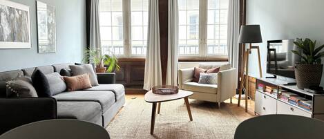 TV connectée, livres, chaîne hi-fi