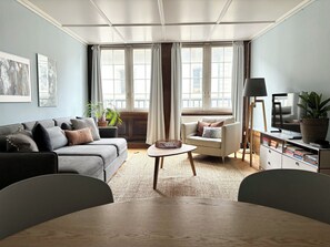 TV connectée, livres, chaîne hi-fi