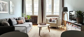 Cool and comfortable flat. Just steps from attractions, restaurants and more!