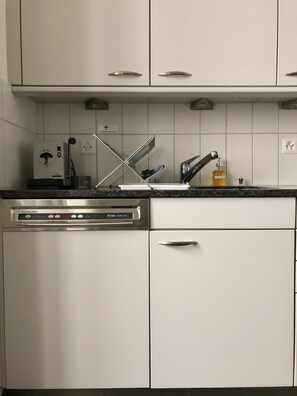 Frigorífico, horno, placa de cocina y lavavajillas