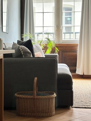 Smart TV, books, stereo