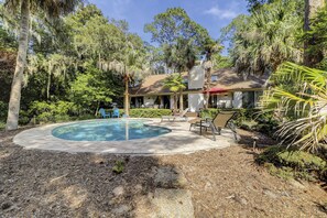 A heated pool - 67 Mooring Buoy- Pet Friendly & and only a Quick 3-Minute Walk to the Beach (Hilton Head Island)