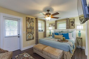 4 makuuhuonetta, työpöytä, silitysrauta/-lauta, ilmainen Wi-Fi